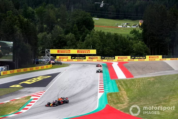 Max Verstappen, Red Bull Racing RB16B, Lance Stroll, Aston Martin AMR21, Carlos Sainz Jr., Ferrari SF21