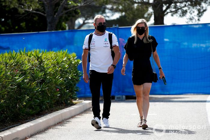 Valtteri Bottas, Mercedes y Tiffany Cromwell 