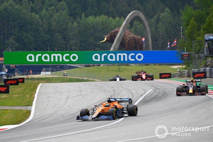 Daniel Ricciardo, McLaren MCL35M, Sergio Pérez, Red Bull Racing RB16B