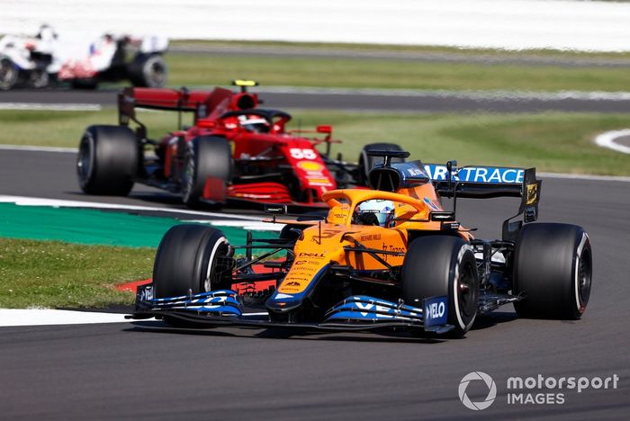 Daniel Ricciardo, McLaren MCL35M, Carlos Sainz Jr., Ferrari SF21