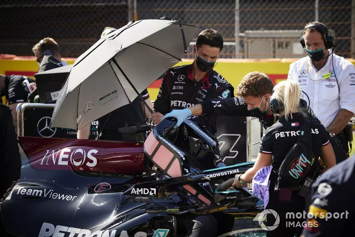 Lewis Hamilton, de Mercedes, y Angela Cullen, fisioterapeuta, en la parrilla de salida