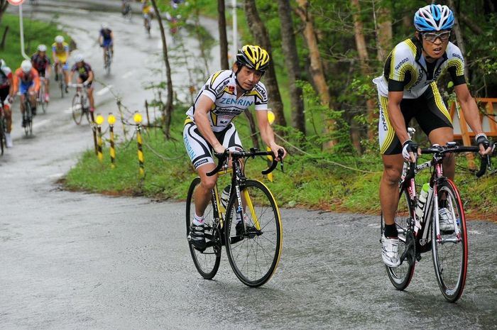 自ら自転車競技に出場する片山右京