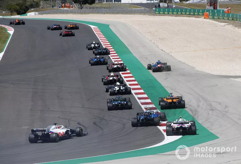 Daniel Ricciardo, McLaren MCL35M, Nicholas Latifi, Williams FW43B, Mick Schumacher, Haas VF-21, e Nikita Mazepin, Haas VF-21, segue il gruppo alla partenza
