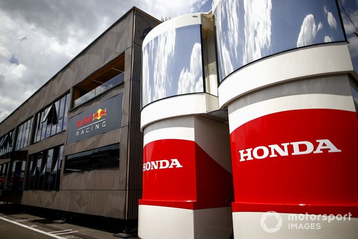 Honda y Red Bull Motorhomes en el paddock