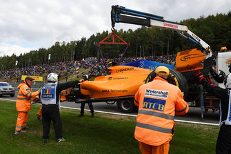 La voiture accidentée de Stoffel Vandoorne, McLaren MCL33 est ramenée au garage