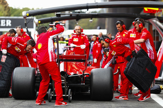 Kimi Raikkonen, Ferrari SF71H, aux stands