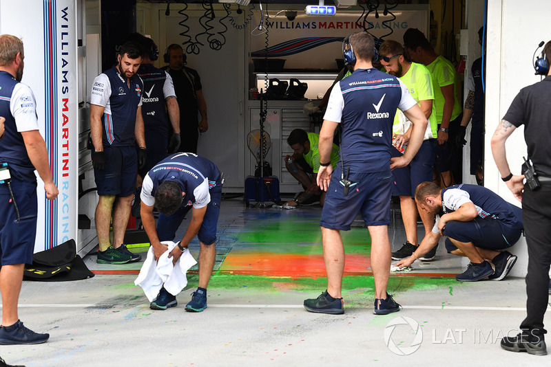 Williams mekanikeri, garaj zemininden aero boyası temizliyor