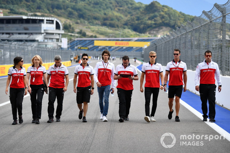 Antonio Giovinazzi, Sauber and Marcus Ericsson, Sauber walk the track