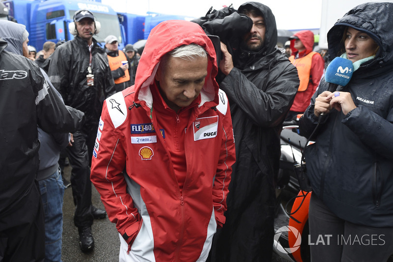 Davide Tardozzi, Team manager Ducati Team,saliendo de la reunión de seguridad