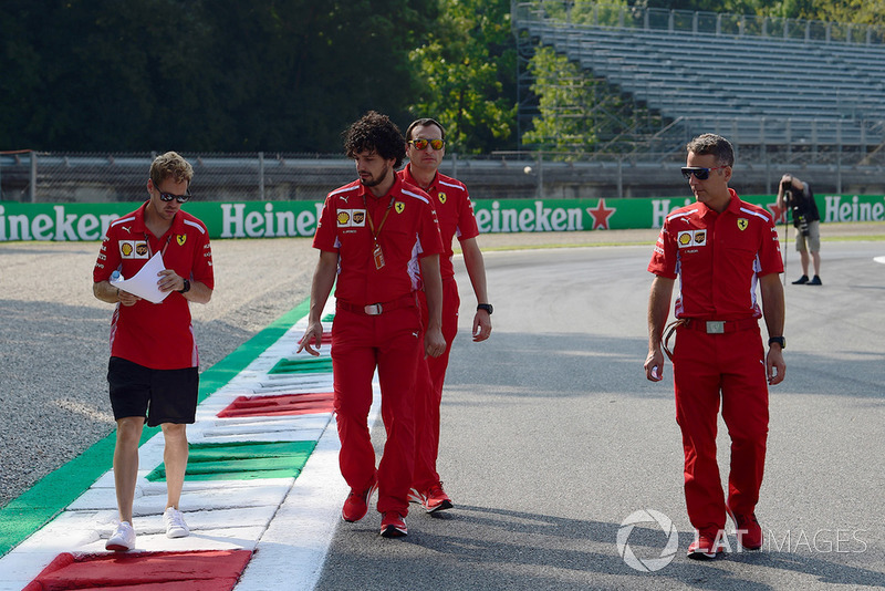 Sebastian Vettel, Ferrari parcourt la piste à pied