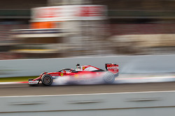 Kimi Raikkonen, Ferrari SF16-H, con la cubierta de la cabina de Halo, se bloquea en la frenada