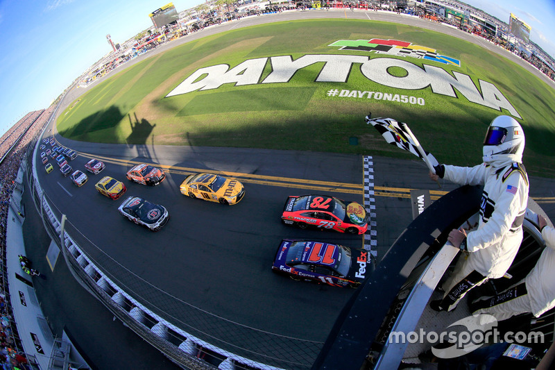 Fotofinish: Denny Hamlin, Joe Gibbs Racing Toyota, Martin Truex Jr., Furniture Row Racing Toyota