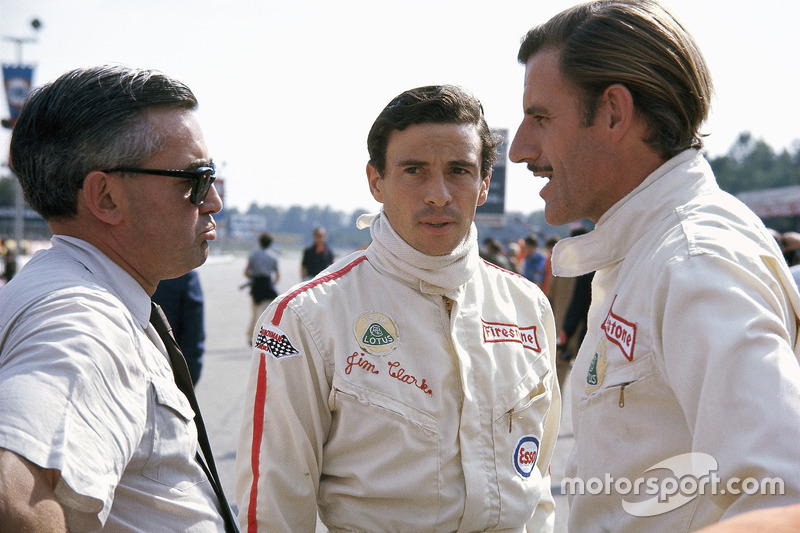 Grand Prix d'Italie 1967 : Jim Clark et Graham Hill discutent avec Walter Hayes, responsable communication chez Ford
