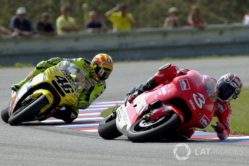 Max Biaggi, Yamaha, crashes in front of Valentino Rossi, Honda