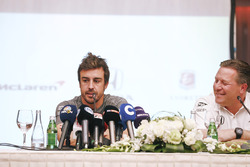 Fernando Alonso et Zak Brown, directeur exécutif McLaren Technology Group