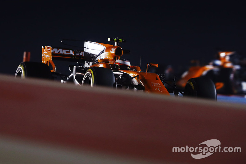 Stoffel Vandoorne, McLaren, MCL32; Fernando Alonso, McLaren, MCL32