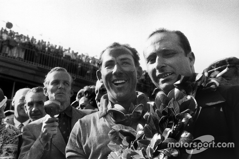 Ganador de la carrera Stirling Moss, Mercedes-Benz W196; segundo lugar Juan Manuel Fangio, Mercedes-