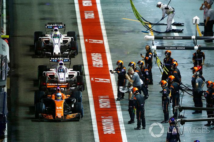 Fernando Alonso, McLaren MCL32, Lance Stroll, Williams FW40, Romain Grosjean, Haas F1 Team VF-17