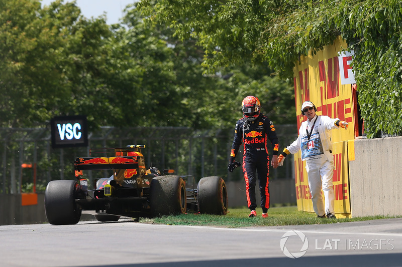 Max Verstappen, Red Bull Racing RB13 se retira de la carrera