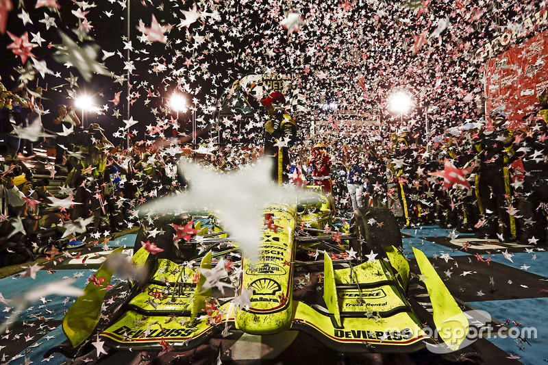 5. Simon Pagenaud, Team Penske Chevrolet celebra en victory lane