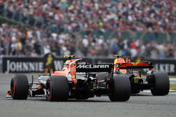 Stoffel Vandoorne, McLaren MCL32 et Daniel Ricciardo, Red Bull Racing RB13