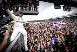 Race winner Lewis Hamilton, Mercedes AMG F1, celebrates victory with the fans