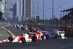Start: Mika Häkkinen führt vor Eddie Irvine und Michael Schumacher at the start of the race