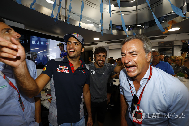 Pedro de la Rosa, Carlos Sainz Jr., Scuderia Toro Rosso y Fernando Alonso, McLaren, celebran su cumpleaños número 36 con Carlos Sainz