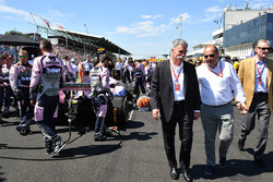 Chase Carey, Chief Executive Officer and Executive Chairman of the Formula One Group, Luca Colajanni, Formula One Senior Communications Officer and Sean Bratches, Formula One Managing Director, Commercial Operations on the grid