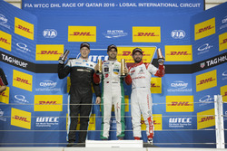 Podium : le vainqueur Mehdi Bennani, Sébastien Loeb Racing, Citroën C-Elysée WTCC; le deuxième, Thed Björk, Polestar Cyan Racing, Volvo S60 Polestar TC1; le troisième, José María López, Citroën World Touring Car Team, Citroën C-Elysée WTCC
