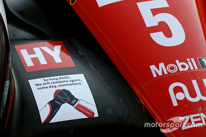 Pegatina de Audi en el #5 Toyota Racing Toyota TS050 Hybrid: Sébastien Buemi, Kazuki Nakajima, Anthony Davidson 