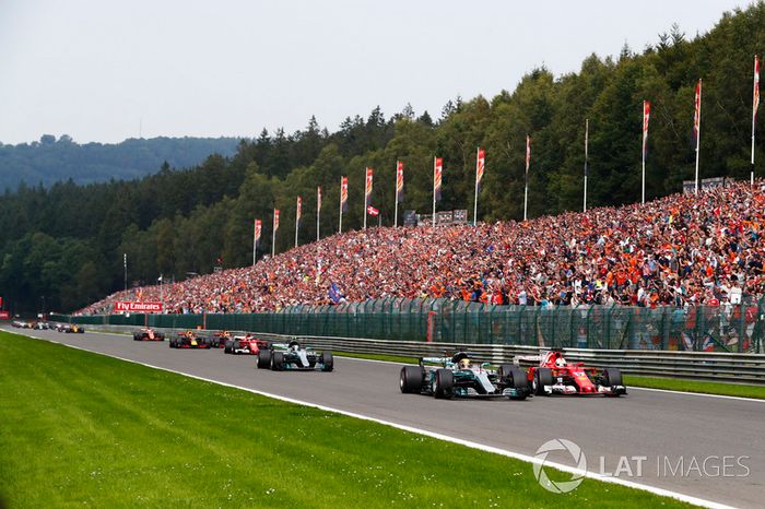 Lewis Hamilton, Mercedes AMG F1 W08, batalla con Sebastian Vettel, Ferrari SF70H, Valtteri Bottas, Mercedes AMG F1 W08, Kimi Raikkonen, Ferrari SF70H, Max Verstappen, Red Bull Racing RB13 y Daniel Ricciardo, Red Bull Racing RB13 en la primera vuelta