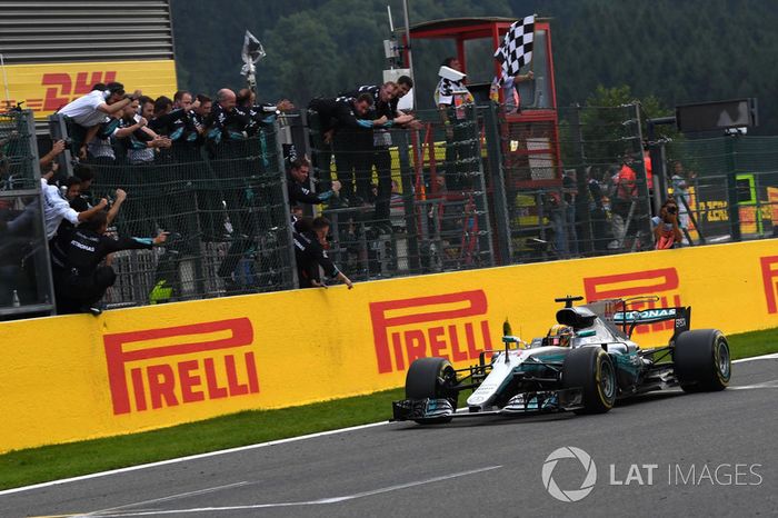 Ganador de la carrera Lewis Hamilton, Mercedes-Benz F1 W08 toma la bandera a cuadros
