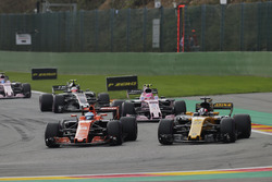 Fernando Alonso, McLaren MCL32, lutte avec Nico Hulkenberg, Renault Sport F1 Team RS17, devant Esteban Ocon, Sahara Force India F1 VJM10, Kevin Magnussen, Haas F1 Team VF-17