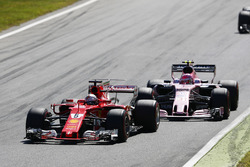 Sebastian Vettel, Ferrari SF70H, Esteban Ocon, Force India F1 VJM10