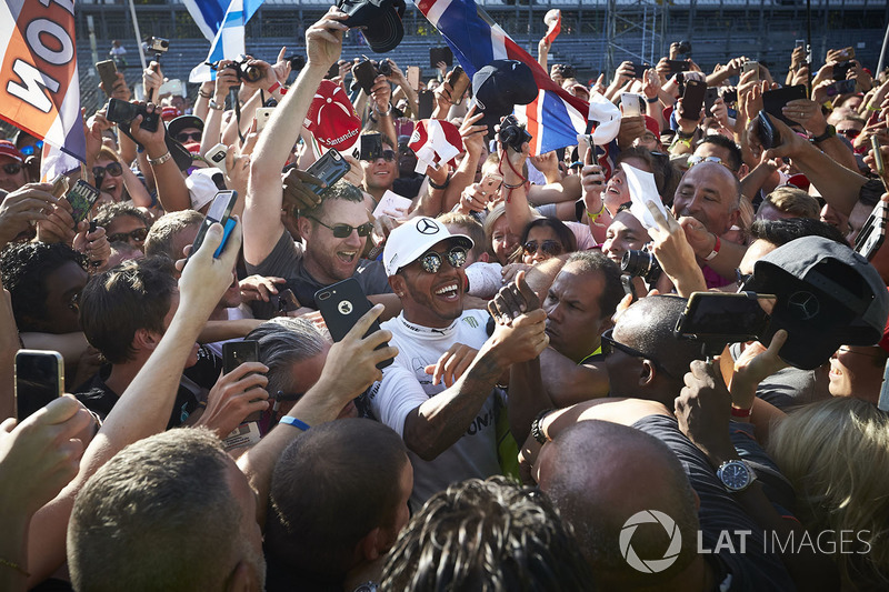Lewis Hamilton, Mercedes AMG F1, gets mobbed by fans