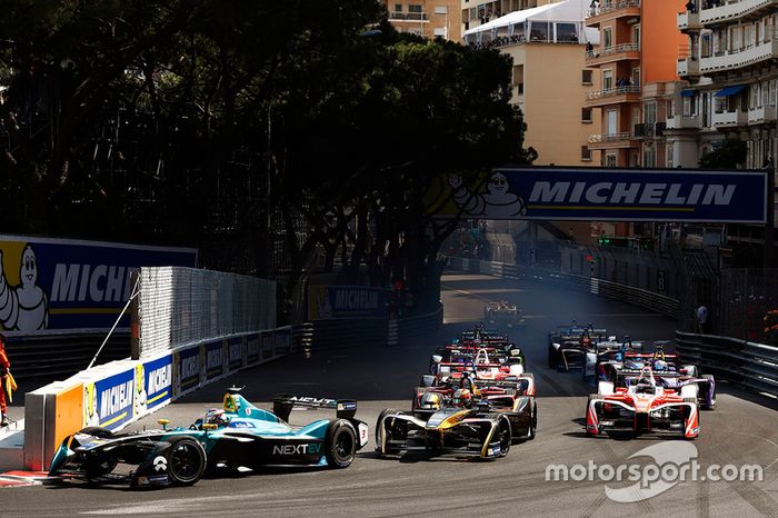 Nelson Piquet Jr., NEXTEV TCR Formula E Team y Esteban Gutiérrez, Techeetah, al inicio
