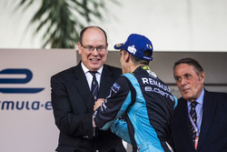 Podium: race winner Sébastien Buemi, Renault e.Dams with Prince Albert