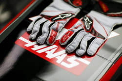 The gloves of Kevin Magnussen, Haas F1 Team