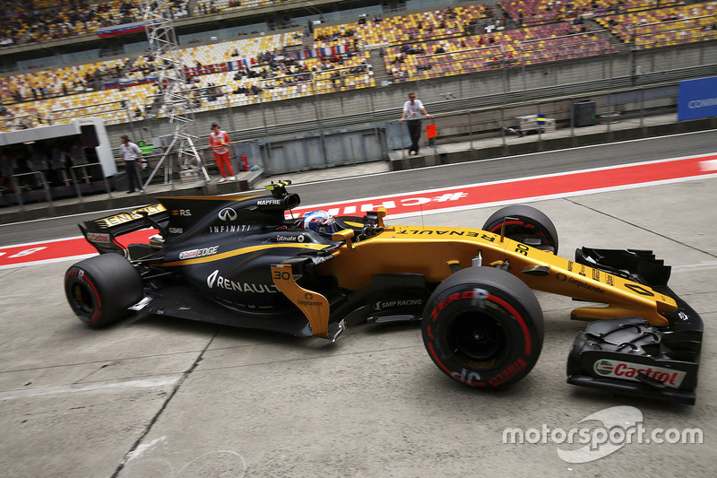 Jolyon Palmer, Renault Sport F1 Team RS17, in the pit lane