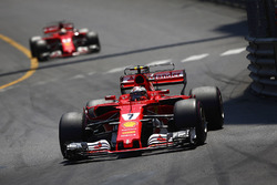 Kimi Räikkönen, Ferrari SF70H; Sebastian Vettel, Ferrari SF70H