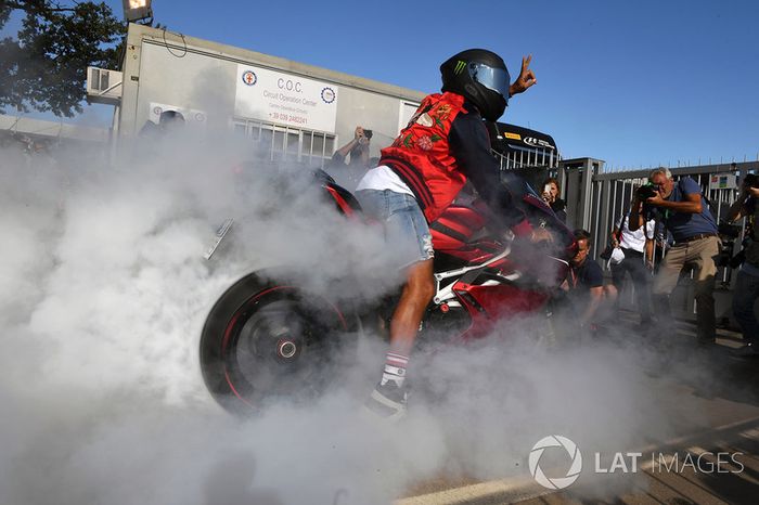 Las fotos de Hamilton a dos ruedas