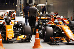 Stoffel Vandoorne, McLaren, Fernando Alonso, McLaren, nel parco chiuso