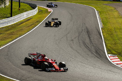 Sebastian Vettel, Ferrari SF70H, Jolyon Palmer, Renault Sport F1 Team RS17
