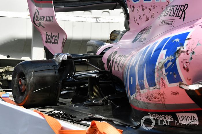 El coche de Sergio Pérez, Sahara Force India VJM10 es retirado por oficiales de pista