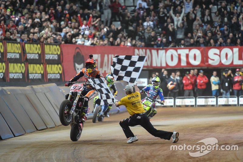 Marc Marquez passe sous le drapeau à damier