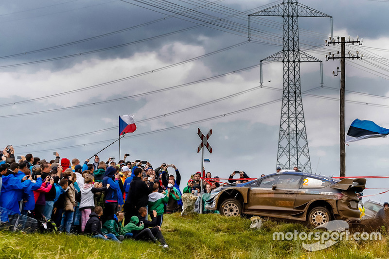 Зрители и Отт Тянак, Ford Fiesta WRC