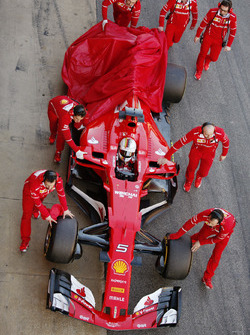 Sebastian Vettel, Ferrari, retourne aux stands avec un problème