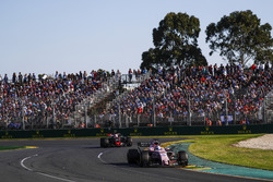 Sergio Pérez, Force India VJM10 y Kevin Magnussen, Haas F1 Team VF-17