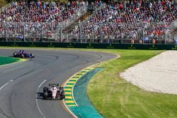 Sergio Pérez, Force India VJM10 y Carlos Sainz Jr., Scuderia Toro Rosso STR12